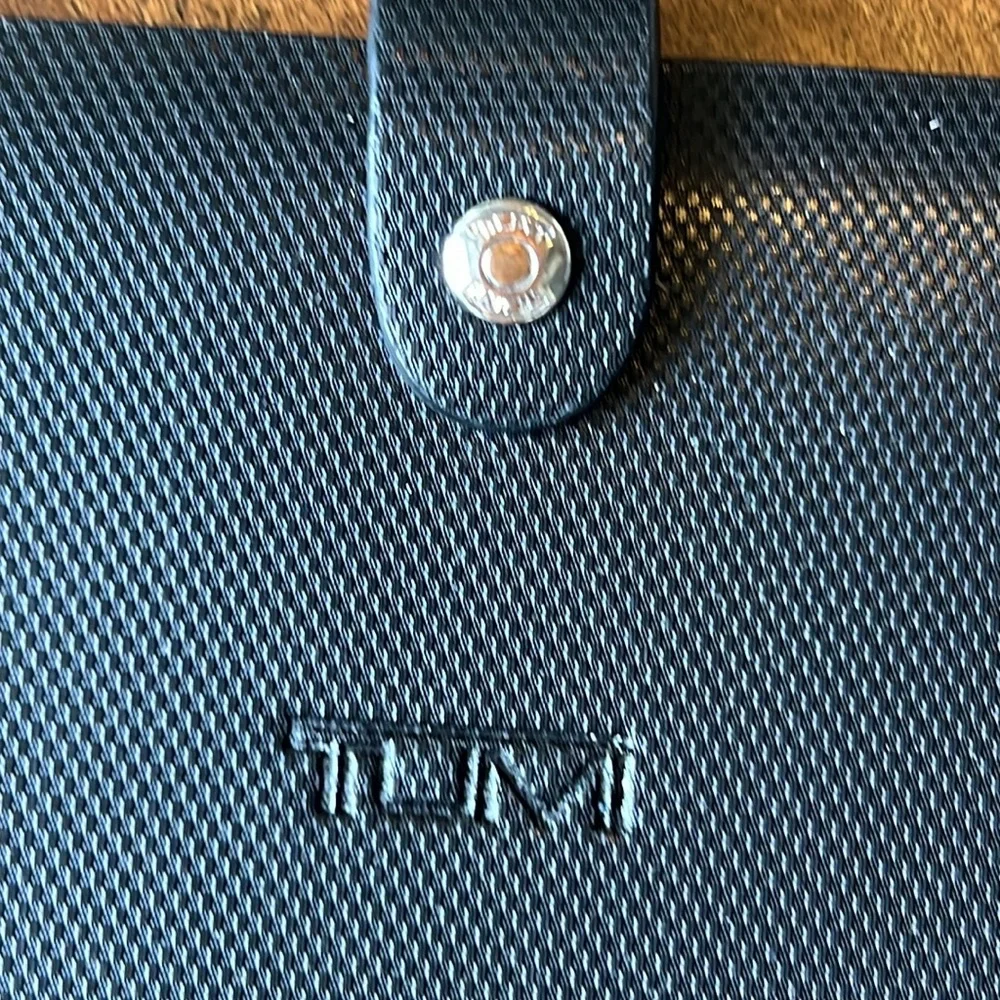 Tumi Textured Leather iPad eReader Kindle Protective Sleeve Case Carbon Fiber - Picture 2 of 4